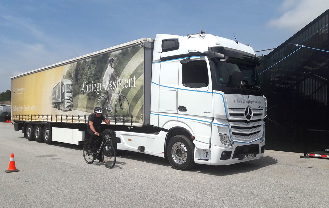 V kabině jsme mohli pozorovat, jak asistenční systém ABA 5 reaguje na cyklistu jedoucího po pravé straně návěsu i tahače.