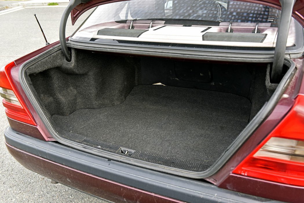 Zavazadlový prostor sedanu pojme slušných 430 litrů objemu, vadí jen neprakticky členité boky a malé vstupní víko