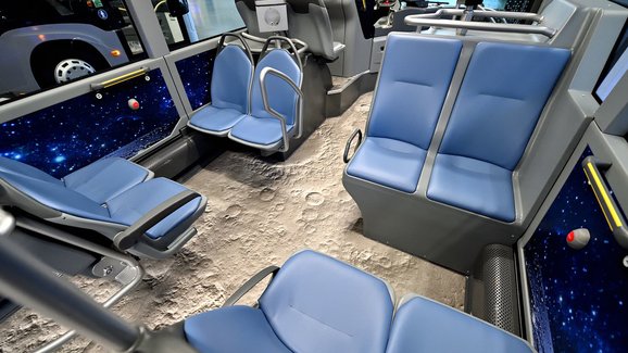 Procházku po Měsíci a další nevšední zážitky nabízí interiéry autobusů Mercedes-Benz Citaro 