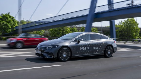 Mercedes-Benz začne prodávat auta schopná autonomní jízdy třetího stupně