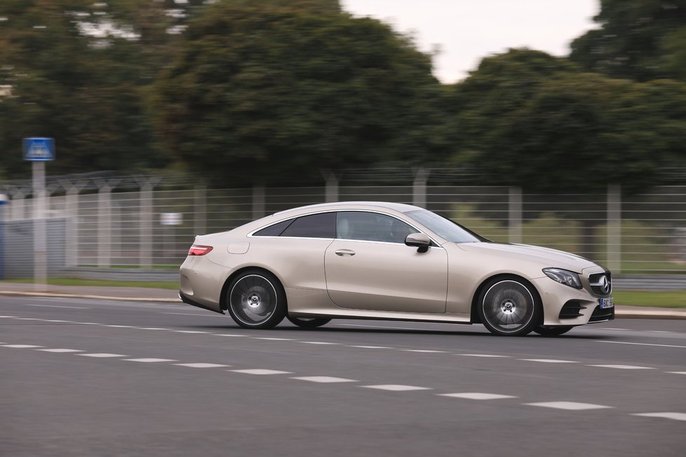 Mercedes-Benz E 300 kupé