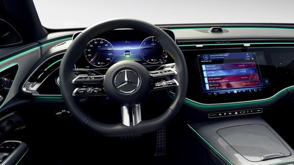 Nový Mercedes třídy E odhaluje interiér, má tři displeje i selfie kameru