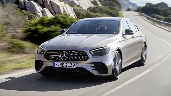 Mercedes-Benz E přijíždí v modernizované formě. Sází na nové motory a lepší asistenty