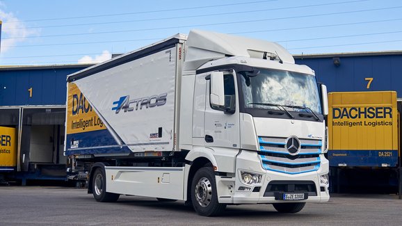 Elektrický Mercedes-Benz eActros využije společnost Dachser pro přepravu paletových zásilek 