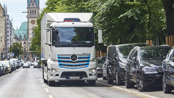 Mercedes-Benz eActros pro Nagel-Group uzavírá testovací flotilu 