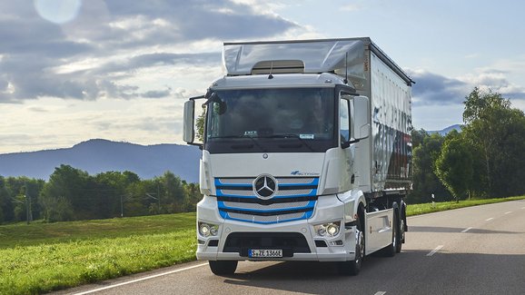 Mercedes-Benz eActros úspěšně postupuje do další fáze zkoušek v reálném provozu 