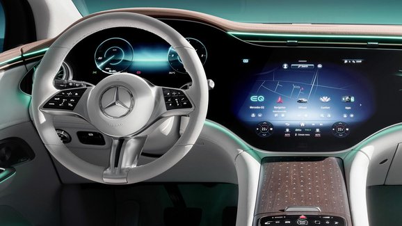 Mercedes ukázal interiér nového EQE SUV. Známe datum premiéry