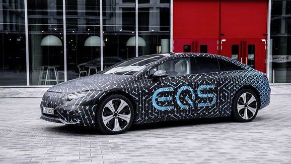 Elektrický Mercedes EQS poodhaluje techniku. S těmito parametry míří do extraligy