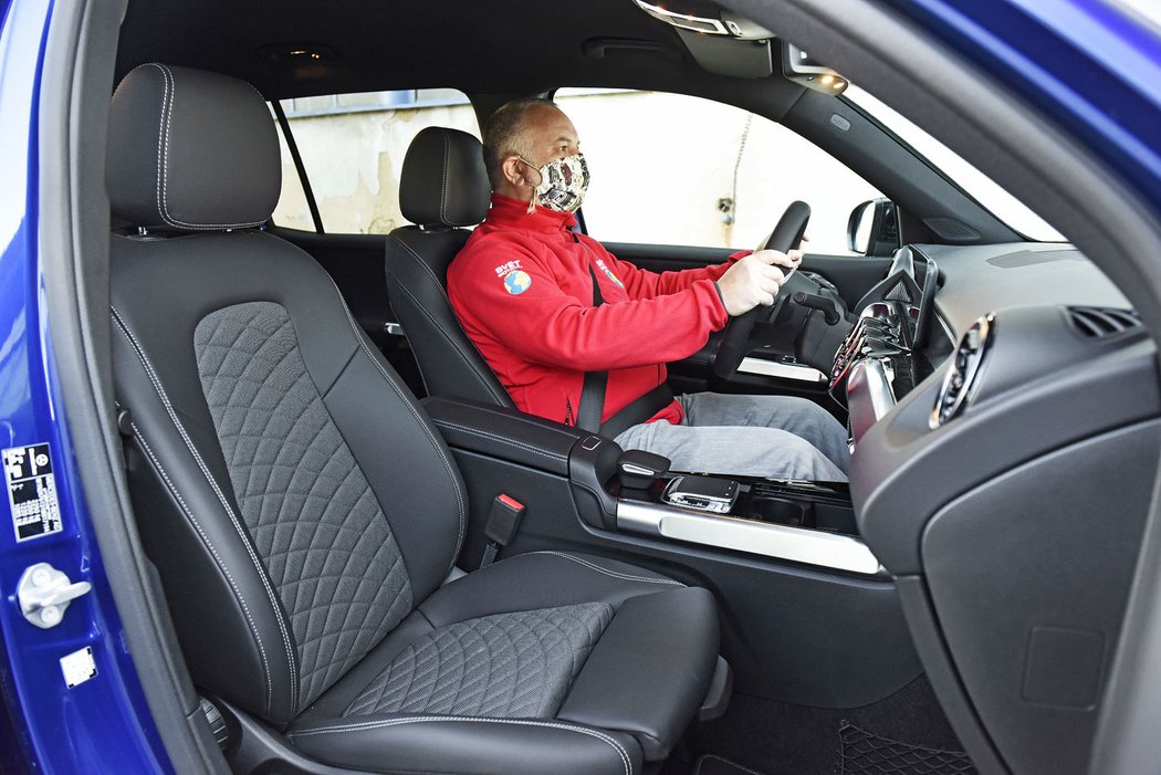 Řidič se v mercedesu může těšit na příjemnou pozici za volantem, ale musí se připravit na užší interiér.
