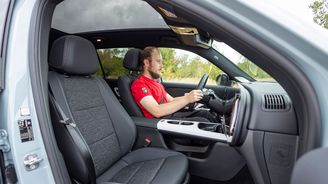 Mercedes-Benz bojuje podobnými zbraněmi jako škoda. Má posuvnou zadní lavici, přebytek prostoru vpředu i vzadu a nastavitelný sklon i zadních opěradel, tvar sedaček i čalounění je ale všední a detaily laciné – třeba zadní strana předních sedaček z plastu a pouze se síťkou místo kapsy. Mercedes-Benz bojuje podobnými zbraněmi jako škoda. Má posuvnou zadní lavici, přebytek prostoru vpředu i vzadu a nastavitelný sklon i zadních opěradel, tvar sedaček i čalounění je ale všední a detaily laciné – třeba zadní strana předních sedaček z plastu a pouze se síťkou místo kapsy.