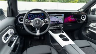 Není tu moc odkládacích prostor, materiály mimo vrchní část palubní desky působí kompromisně a na dotykové plošky vsadil i volant, z něhož ale navzdory joysticku nepřepnete skladby. Audio Burmester je ale prvotřídní. Není tu moc odkládacích prostor, materiály mimo vrchní část palubní desky působí kompromisně a na dotykové plošky vsadil i volant, z něhož ale navzdory joysticku nepřepnete skladby. Audio Burmester je ale prvotřídní.