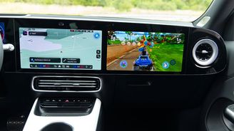 Palubní deska mercedesu samozřejmě není pouze terčem naší kritiky. Její digitální prostředí je veskrze moderní a systém umožňuje třeba fotit okolí vozu nebo hrát hry jako na tabletu. Palubní deska mercedesu samozřejmě není pouze terčem naší kritiky. Její digitální prostředí je veskrze moderní a systém umožňuje třeba fotit okolí vozu nebo hrát hry jako na tabletu.