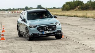 Mercedes se rád nakloní, přes nízkou gumu ale cítíme na drobných nerovnostech permanentní nervozitu. Komfortní bude pouze na kvalitních površích, jinak prostě drncá. Mercedes se rád nakloní, přes nízkou gumu ale cítíme na drobných nerovnostech permanentní nervozitu. Komfortní bude pouze na kvalitních površích, jinak prostě drncá.