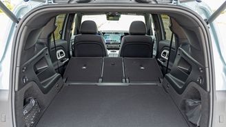 Chtěli jsme dvě pětimístné verze, nicméně vyhověl nám pouze Mercedes-Benz. Ten může mít třetí řadu za příplatek 33 541 Kč, i bez ní má ale objem kufru pořád menší než kodiaq se sedmi sedačkami. Chtěli jsme dvě pětimístné verze, nicméně vyhověl nám pouze Mercedes-Benz. Ten může mít třetí řadu za příplatek 33 541 Kč, i bez ní má ale objem kufru pořád menší než kodiaq se sedmi sedačkami.