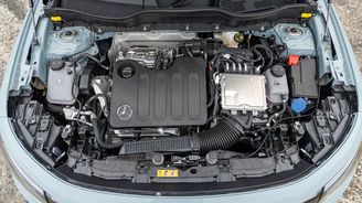 Je těžké udělat 48V mild-hybridní přeplňovanou patnáctistovku tak, aby v dvoutunovém vozu nepůsobila dýchavičně. A očividně je to těžké i pro konstruktéry Mercedesu, protože ani 22 kW z elektromotoru spalovacím 120 kW nepomáhá tolik, jak bychom čekali. Je těžké udělat 48V mild-hybridní přeplňovanou patnáctistovku tak, aby v dvoutunovém vozu nepůsobila dýchavičně. A očividně je to těžké i pro konstruktéry Mercedesu, protože ani 22 kW z elektromotoru spalovacím 120 kW nepomáhá tolik, jak bychom čekali.