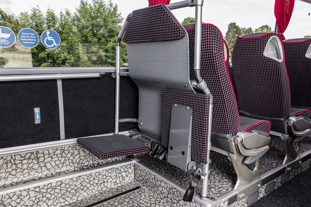 Místo pro vozíčkáře může být doplněno sklopnými sedáky pro další cestující