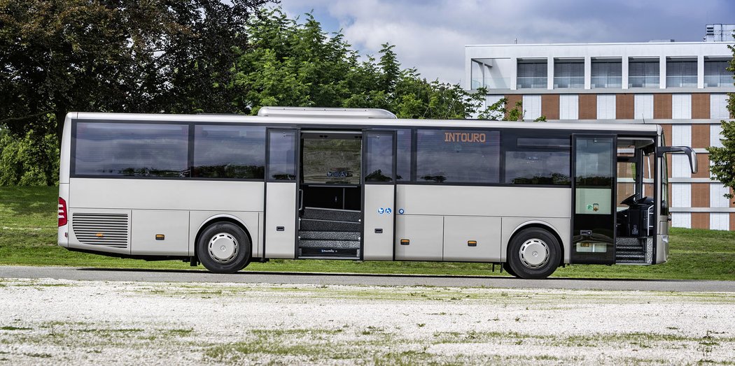 Dvojice křídlových dveří otvírá přístup do středu autobusu po prvním schodu o výšce 36,5 cm