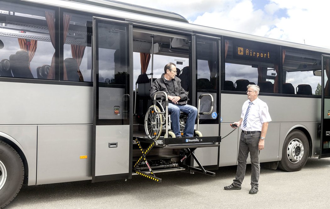 Rampa pro vozíčkáře umí používat elektrické ovládání