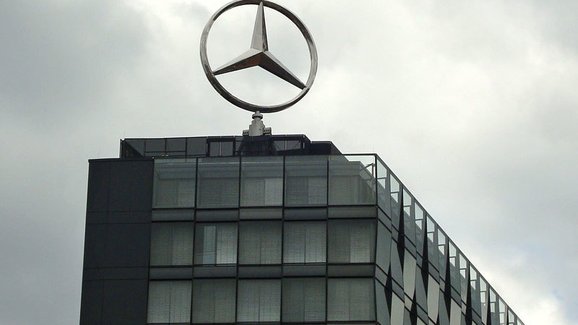 Daimler je zpět v zisku, který vysoko překonal odhady