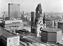 V březnu 1965 byla na budově Evropského centra na berlínské ulici Kurfürstendamm vztyčena 10 metrů vysoká a 15 tun vážící rotující hvězda. Svého času to byl největší neonový poutač s hydraulickým sklápěním na světě.