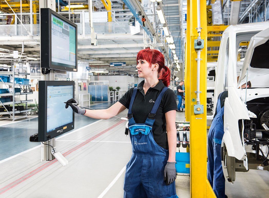Postupná modernizace továrny zasáhla ovládání automatizovaných linek