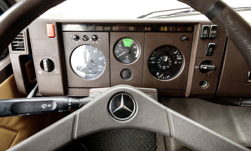 Volant a přístrojová deska tzv. Lehké třídy (LK) vyráběné v letech 1984 až 1998