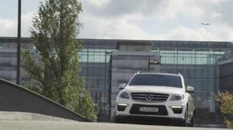 Prohlédněte si Mercedes-Benz ML 63 AMG v pohybu