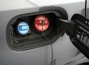 Oba diesely tu už od počátku potřebovaly AdBlue. Zásobník na 20 l zpočátku vydržel celý servisní interval, po aktualizacích „dieselgate“ spotřeba AdBlue citelně vzrostla. Palivová nádrž byla v základu 70 l, za praktičtějších 92 l se připlácelo (kód výbavy 915).