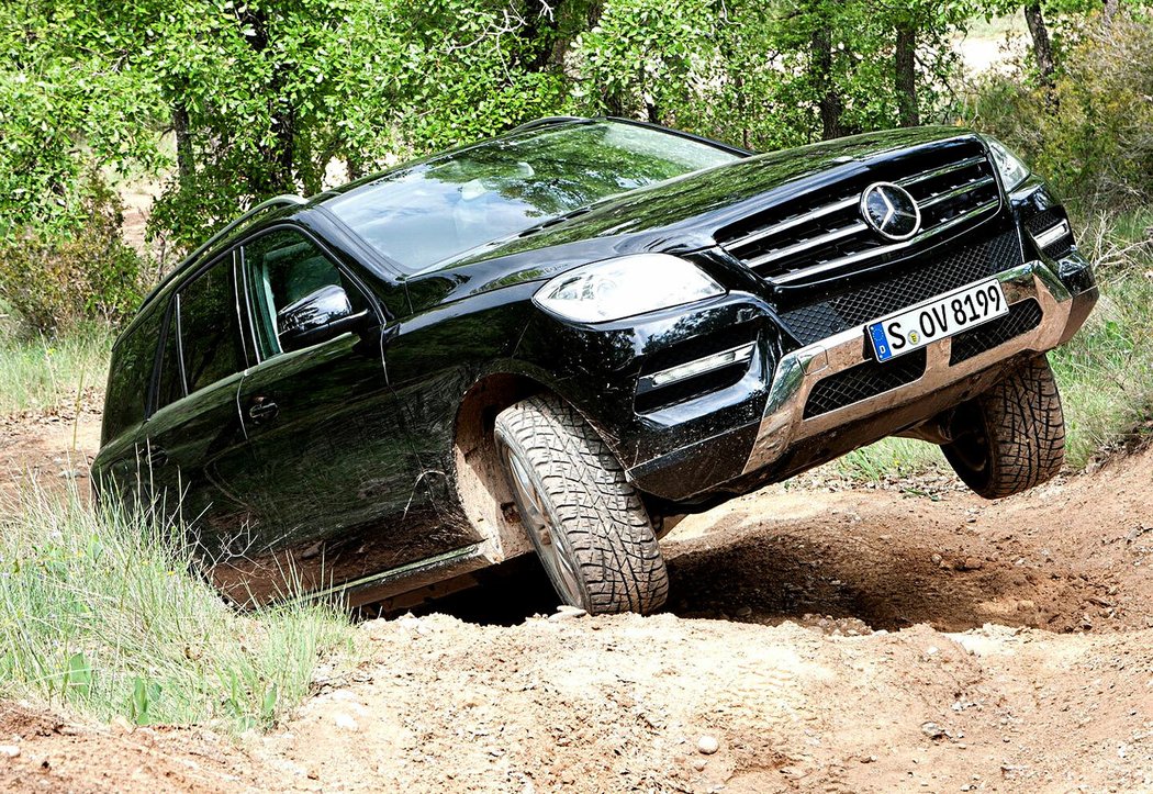 Příplatkový paket On&Off road opravdu dostál svému názvu. S uzávěrkou mezinápravového diferenciálu, redukčním převodem (maximálně 60 km/h), zesílenými kryty podvozku a speciálním terénním algoritmem pro elektronické pomocníky se už dalo vydat i hluboko do přírody. Na trvalé použití v těchto podmínkách si ale raději pořiďte starý Nissan Patrol.