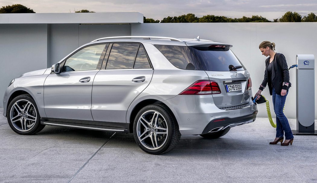 O drahý plug-in hybrid GLE 500e, vycházející z šestiválcové čtyřstovky, byl zájem naprosto minimální. Plně elektricky ujede jen pár kilometrů a na dálnici běžně bere 12 l.