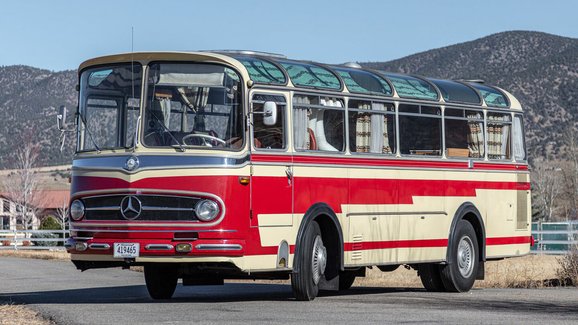 Tento autobus vozil v 60. letech hokejové reprezentanty. Teď se prodal za 1.750.000 Kč