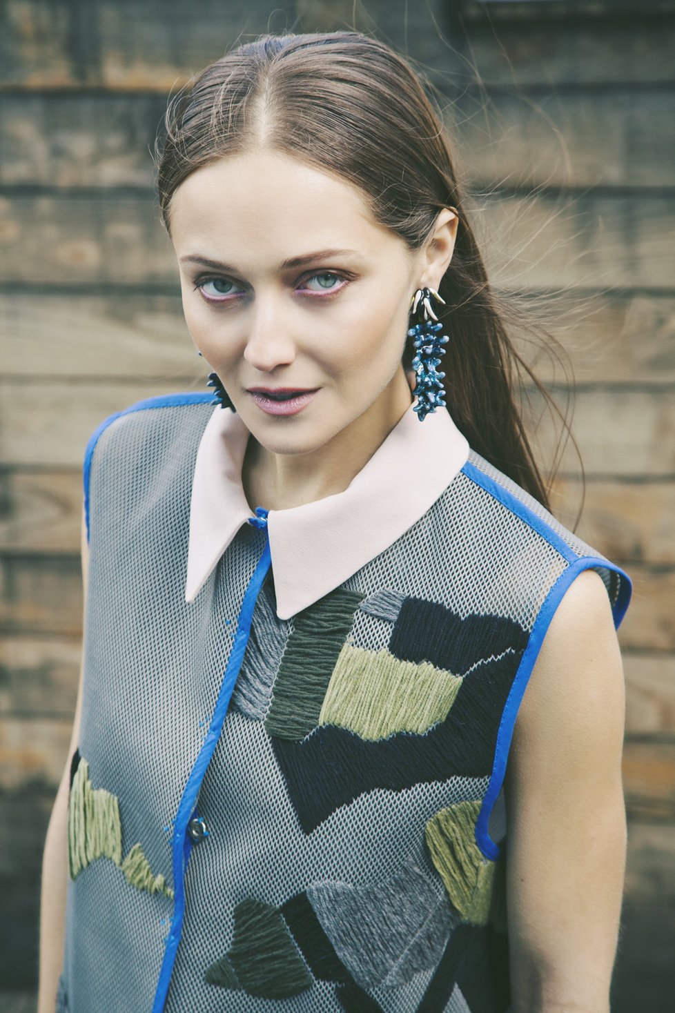 K suitě celebrit patří i Daria Shapovalova, která je jedna z nejvlivnějších osobností impéria módy, vášnivá propagátorka ukrajinských návrhářů a také novinářka, jež dokázala, že New York Times či britský Guardian odtrhl pozornost od válečných konfliktů její domoviny k módě.
