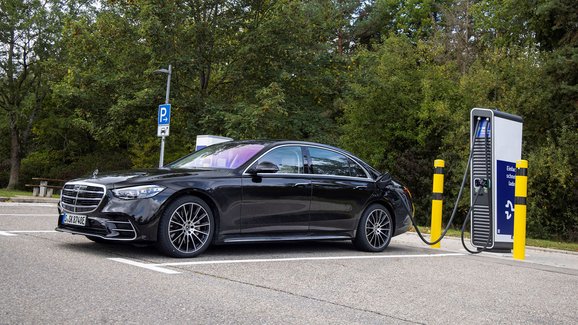 Mercedes-Benz třídy S odhaluje ceny plug-in hybridu. Na elektřinu ujede 100 km!