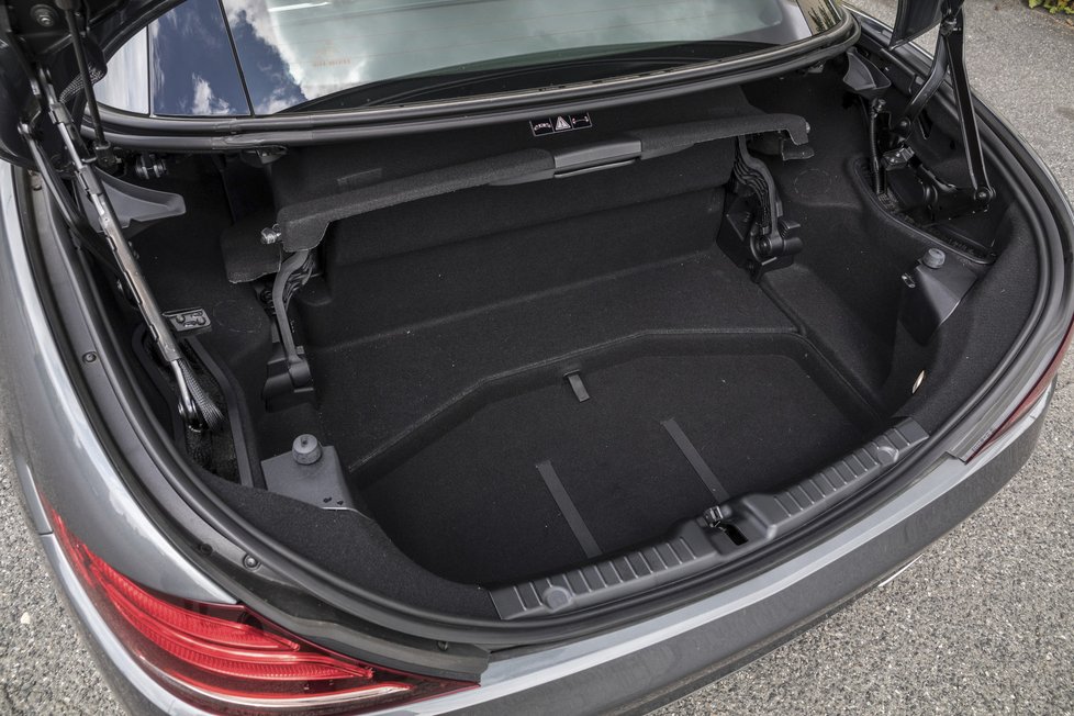 Na vyjížďku s Mercedesem SLC si můžete sbalit i větší náklad. Střecha se sice skládá do prostoru za sedadly, ale i tak kufr pojme 225 l zavazadel. S nataženou střechou 335 l.