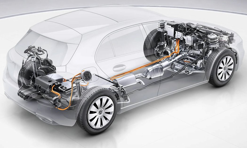 Plug-in hybrid A 250e se sympaticky vyladěným pohonem podporuje i rychlonabíjení stejnosměrným proudem (max. 24 kW). Otázkou je, zda sedmnáctimetrákový kompakt tahající dvě různé technologie pohonu a nejdražší převodovku dává opravdu větší smysl než elektromobil. Všimněte si netradičního vyústění výfuku.