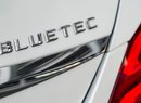 Diesely z prvních ročníků ještě nosily nápis Bluetec, později už jen „d“. Pod označením 200d se mohou klidně skrývat čtyři různé motory, dvoulitrový naftový hybrid se může jmenovat 300h, ale i 300de a tak dále. Výmluvný přehled o vztazích názvů k jednotlivým motorům dá přiložená tabulka „Otáčky a pružnost“.