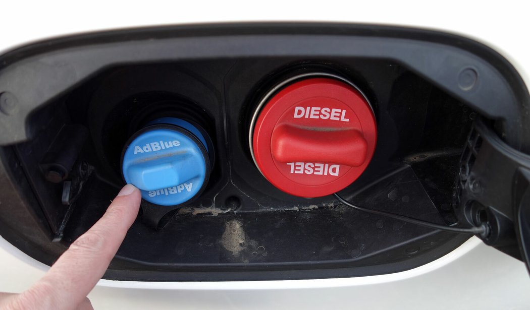 Žádný z dieselů se tu už neobejde bez AdBlue. Nádržka na něj mohla být dvojí velikost: 8,5 nebo 24,5 l. Při spotřebě kolem 1 l/1000 km bude pro dálkové letce výhodnější větší, příplatková – ve výpisu kódů výbav hledejte položku U85.
