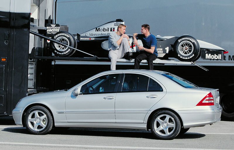 Takhle si jej pamatujeme. Nedílnou součástí značky v nultých letech byl její věhlasný tým F1. Na obrázku s Mikou Häkkinenem, Davidem Coulthardem a monopostem Mercedes-McLaren MP4/15.