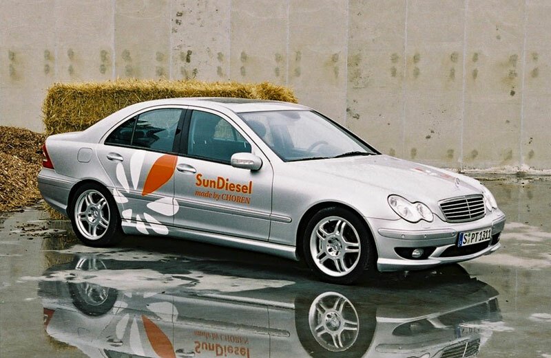 Myšlenka syntetického biopaliva není novinkou – tento Mercedes-Benz W 203 na ně jezdil ještě v roce 2006 pod záštitou společnosti Choren.