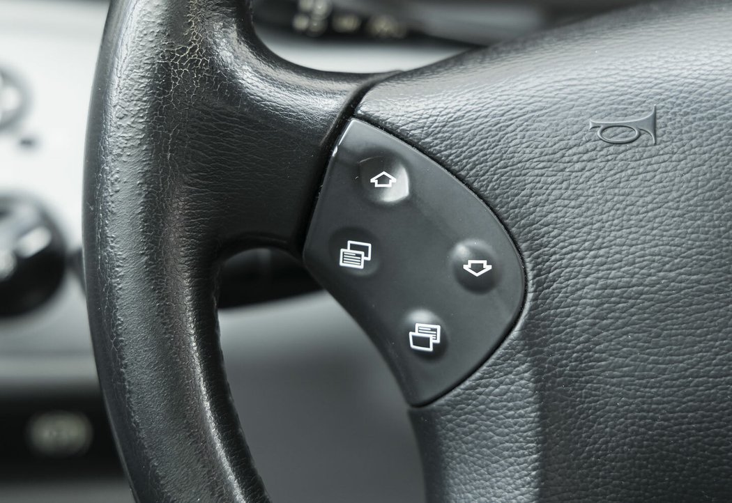 Multifunkční volant byl ve standardu již od uvedení v roce 2000, na obrázku ovládání palubního počítače