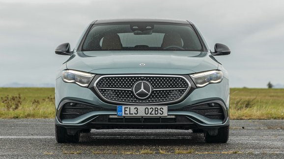 Autem roku 2024 v ČR není elektromobil. Vítězství si odváží Mercedes-Benz E