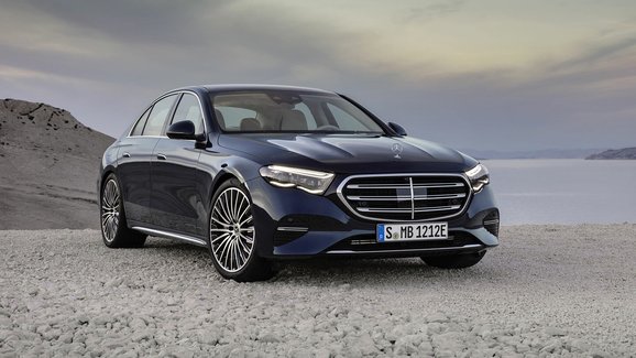 Nový Mercedes-Benz třídy E má české ceny! I výbavou nacpaný naftový kombík se vejde pod dva miliony