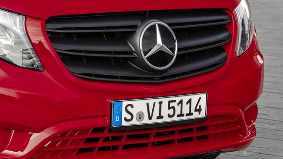 Čtvrtletní zisk Daimleru kvůli koronaviru prudce klesl