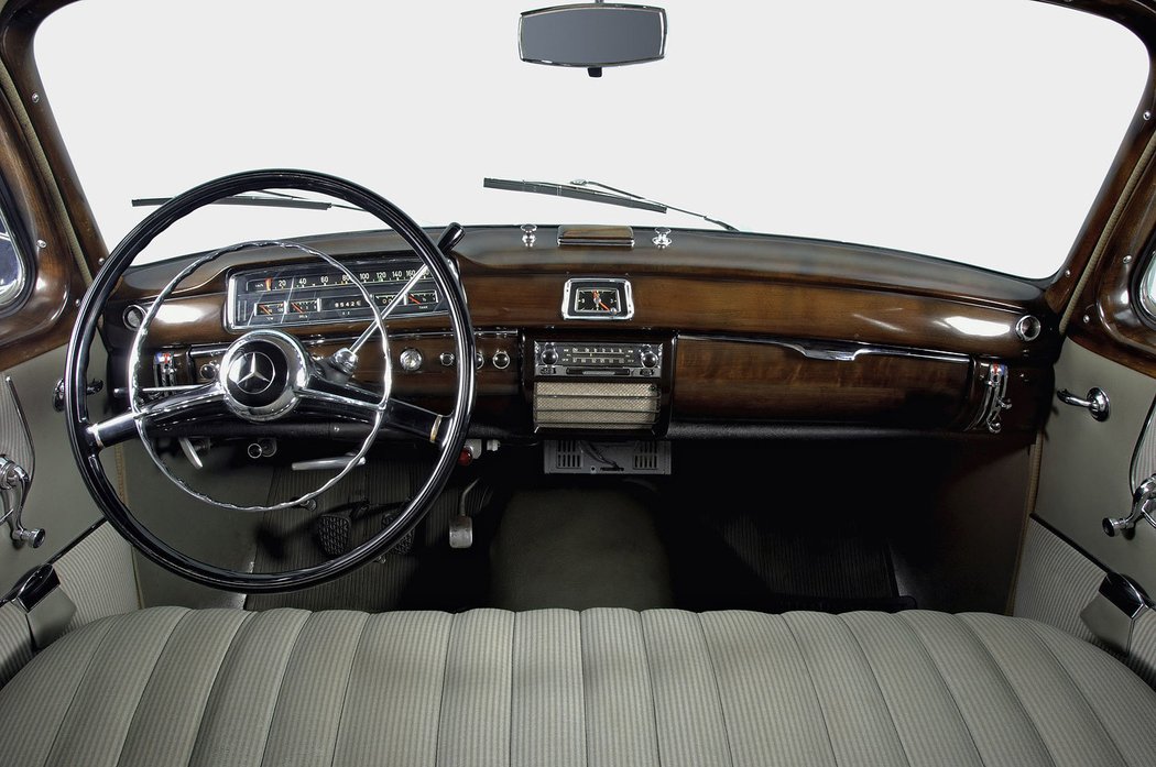 1957 Mercedes-Benz 220 S “Ponton”