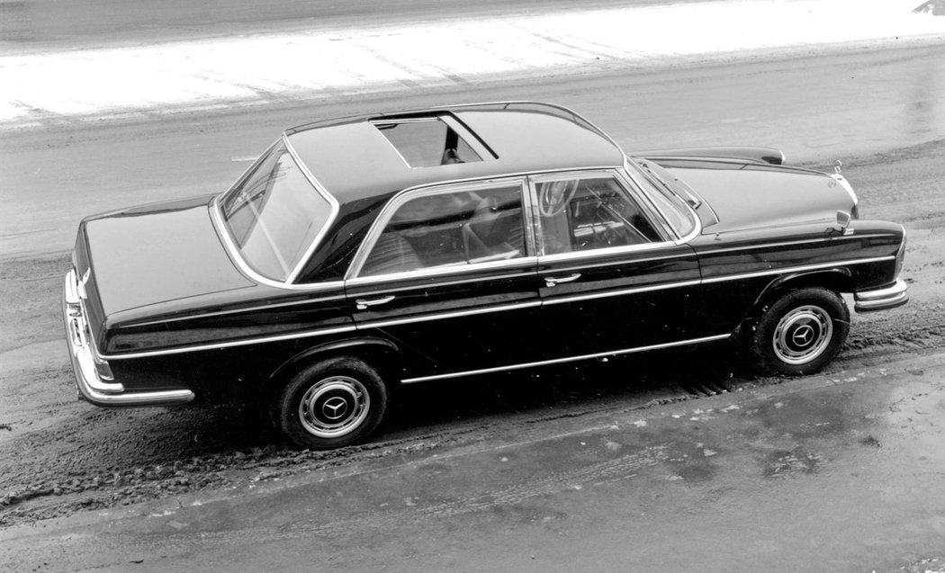 Mercedes-Benz W109