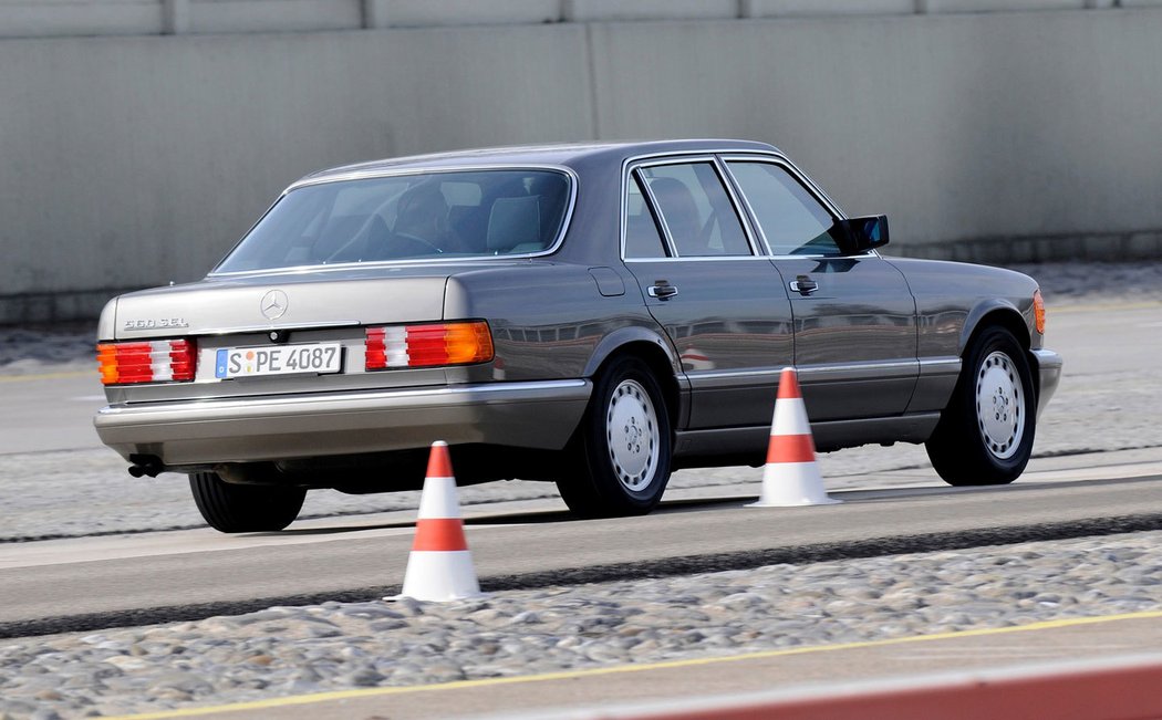 Mercedes-Benz 560 SEL (1985)