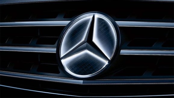 Mercedes vyhlásil svolávačku kvůli podsvícenému znaku, nejde přitom o srandu