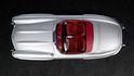 Mercedes-Benz 300 SL Roadster byl krásný i z ptačí perspektivy. Plátěná skládací střecha byla ukryta za sedadly.