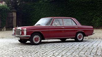 Mercedes-Benz W 115 (1968): Také předchůdce sedanů řady W 123 se pochlubil mimořádně dlouhou produkční kariérou, vyráběl se totiž dlouhých osm let. Zcela základní specifi kaci modelu s prostým označením 200 poháněl čtyřválec 2.0/69 kW řady M 102. Mercedes-Benz W 115 (1968): Také předchůdce sedanů řady W 123 se pochlubil mimořádně dlouhou produkční kariérou, vyráběl se totiž dlouhých osm let. Zcela základní specifi kaci modelu s prostým označením 200 poháněl čtyřválec 2.0/69 kW řady M 102.