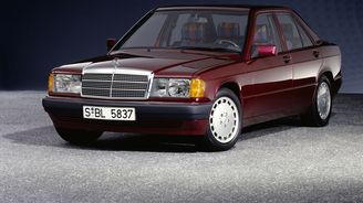 Mercedes-Benz W 201 (1982): Přestože dnes už máme o významu slova malé auto zcela jiné představy, před čtyřmi desetiletími byl pojmem malý mercedes označován novinkový sedan střední třídy. Základním motorem byla karburační jednotka 1.8/66 kW řady M 102. Mercedes-Benz W 201 (1982): Přestože dnes už máme o významu slova malé auto zcela jiné představy, před čtyřmi desetiletími byl pojmem malý mercedes označován novinkový sedan střední třídy. Základním motorem byla karburační jednotka 1.8/66 kW řady M 102.